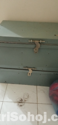 একটি পড়ার ডেস্ক ও দুটি ট্রাংক